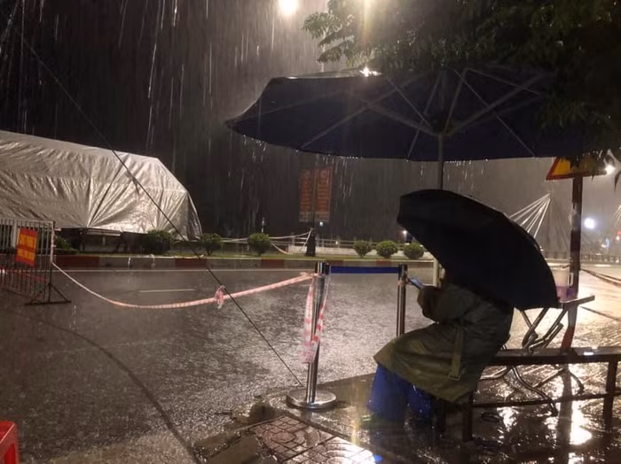 Các chiến sĩ làm nhiệm vụ dưới mưa lớn. (Ảnh: NVCC)