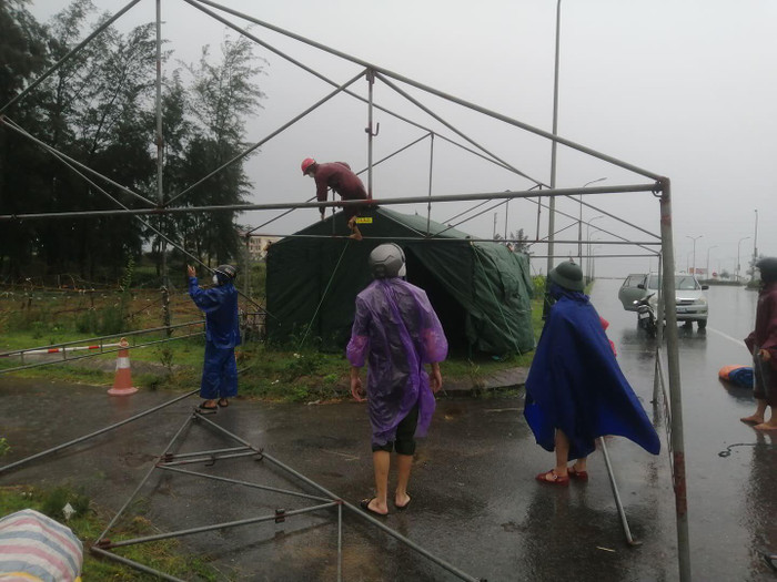 Các chiến sĩ làm việc dưới mưa với tinh thần chống dịch như chống giặc, vì Nhân dân quên mình . (Ảnh: NVCC) Các chiến sĩ làm việc dưới mưa với tinh thần chống dịch như chống giặc, vì Nhân dân quên mình . (Ảnh: NVCC)