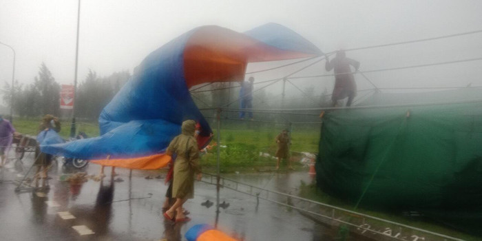 Điều kiện thời tiết do ảnh hưởng bởi áp thấp nhiệt đới đang mạnh lên thành bão ở Biển Đông nên công tác phòng chống dịch tại Hà Tĩnh gặp nhiều khó khăn. (Ảnh: NVCC) Điều kiện thời tiết do ảnh hưởng bởi áp thấp nhiệt đới đang mạnh lên thành bão ở Biển Đông nên công tác phòng chống dịch tại Hà Tĩnh gặp nhiều khó khăn. (Ảnh: NVCC)