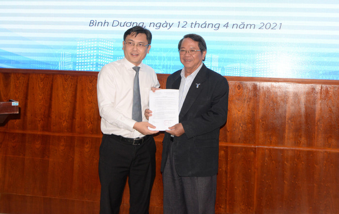 Phó Giáo sư-Tiến sĩ Nguyễn Văn Hiệp (bên phải) trong lễ ra mắt Câu lạc bộ Khối trường đại học, cao đẳng miền Đông Nam Bộ. (Ảnh: NVCC) Phó Giáo sư-Tiến sĩ Nguyễn Văn Hiệp (bên phải) trong lễ ra mắt Câu lạc bộ Khối trường đại học, cao đẳng miền Đông Nam Bộ. (Ảnh: NVCC)