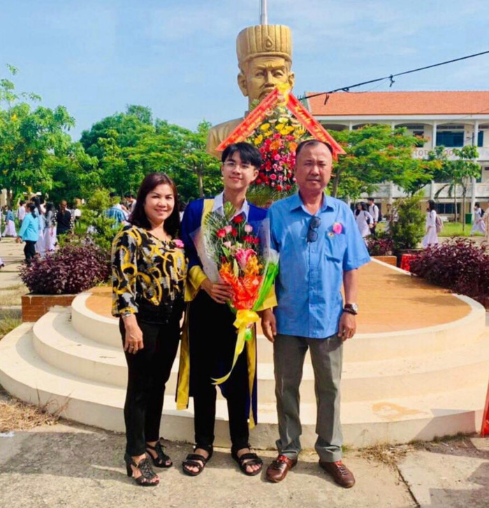Lập Phúc cùng bố mẹ trong dịp lễ tri ân trưởng thành tại Trường Trung học phổ thông Chu Văn An, tỉnh An Giang (Ảnh: NVCC) Lập Phúc cùng bố mẹ trong dịp lễ tri ân trưởng thành tại Trường Trung học phổ thông Chu Văn An, tỉnh An Giang (Ảnh: NVCC)