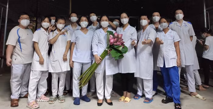 Người dân Bắc Giang đã hái hoa sen gửi tặng các bác sĩ thay cho lời cảm ơn. (Ảnh: NVCC)