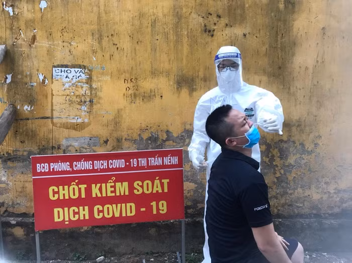 Các chiến sĩ áo trắng thực hiện lấy mẫu xét nghiệm tại 4 xã của huyện Việt Yên. (Ảnh: NVCC)