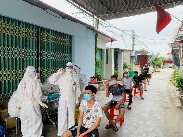 Sau khi hoàn thành tiêm vaccine giai đoạn 1, đoàn của Trường Cao đẳng Y tế Bạch Mai làm nhiệm vụ lấy mẫu xét nghiệm tại huyện Việt Yên. (Ảnh: NVCC) Sau khi hoàn thành tiêm vaccine giai đoạn 1, đoàn của Trường Cao đẳng Y tế Bạch Mai làm nhiệm vụ lấy mẫu xét nghiệm tại huyện Việt Yên. (Ảnh: NVCC)