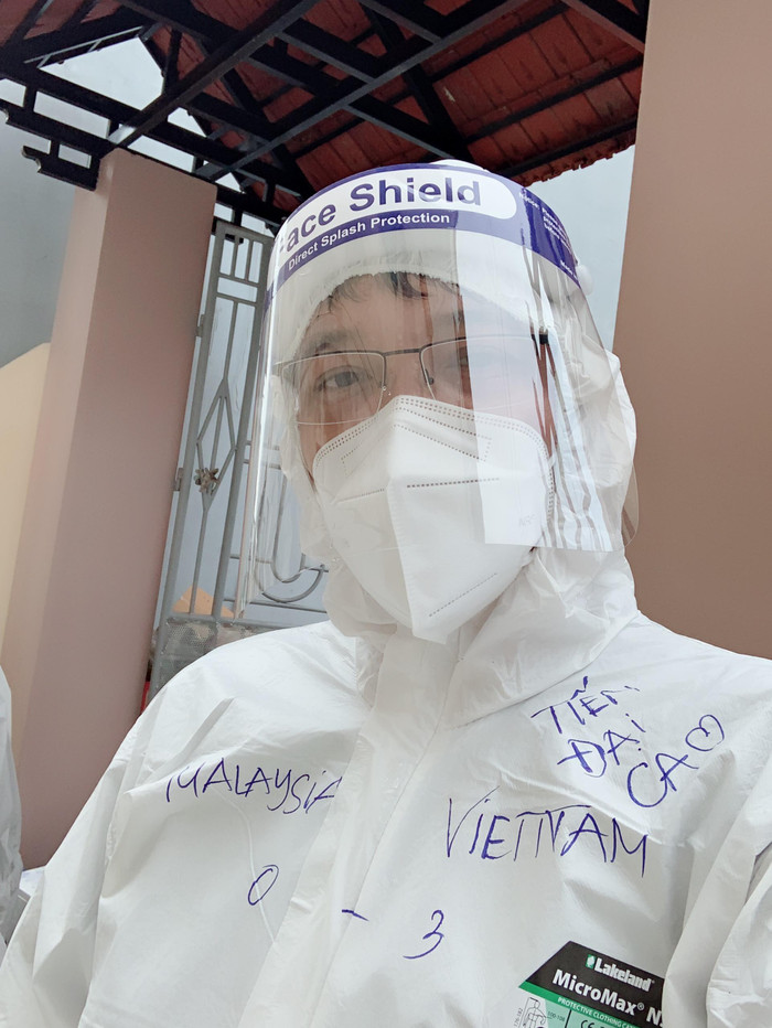 Bác sĩ Tiến và những chiến binh áo trắng cổ vũ đội tuyển Việt Nam bằng cách dự đoán tỉ số trận đấu lên bộ đồ bảo hộ của mình. (Ảnh: NVCC) Bác sĩ Tiến và những chiến binh áo trắng cổ vũ đội tuyển Việt Nam bằng cách dự đoán tỉ số trận đấu lên bộ đồ bảo hộ của mình. (Ảnh: NVCC)