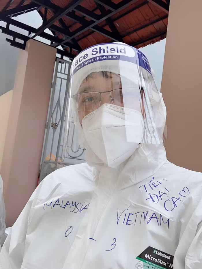 Bác sĩ Tiến và những chiến binh áo trắng cổ vũ đội tuyển Việt Nam bằng cách dự đoán tỉ số trận đấu lên bộ đồ bảo hộ của mình. (Ảnh: NVCC) Bác sĩ Tiến và những chiến binh áo trắng cổ vũ đội tuyển Việt Nam bằng cách dự đoán tỉ số trận đấu lên bộ đồ bảo hộ của mình. (Ảnh: NVCC)