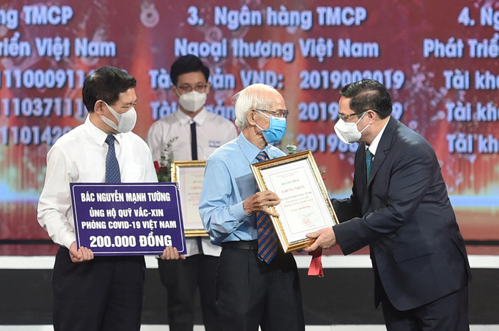 Thủ tướng Chính phủ Phạm Minh Chính trao chứng nhận, hoa, cảm ơn bác Nguyễn Mạnh Tường, 82 tuổi, cán bộ hưu trí ngành đường sắt. Thủ tướng Chính phủ Phạm Minh Chính trao chứng nhận, hoa, cảm ơn bác Nguyễn Mạnh Tường, 82 tuổi, cán bộ hưu trí ngành đường sắt.