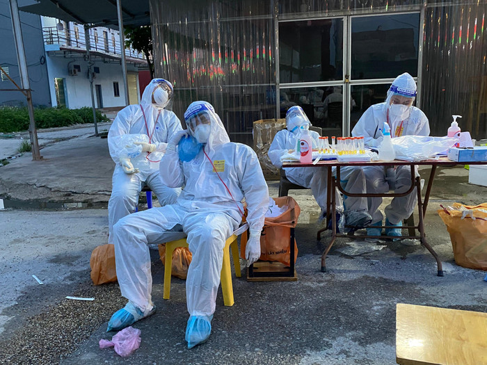 Những giây phút nghỉ ngơi của sinh viên tình nguyện sau nhiều giờ đồng hồ làm việc cật lực. (Ảnh: NVCC)