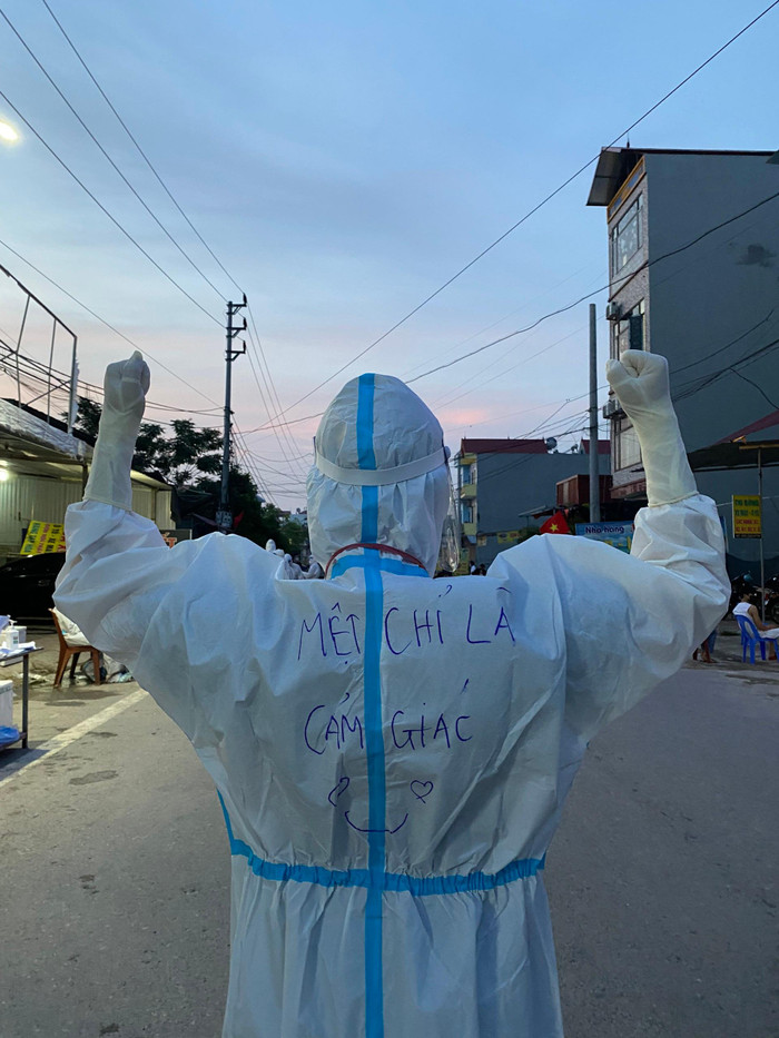 Những lời động viên đồng đội được viết lên tấm áo bảo hộ. (Ảnh: NVCC)