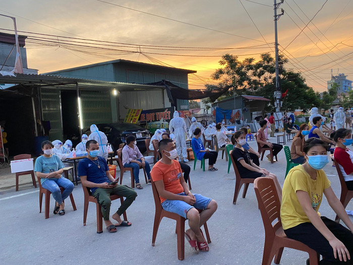 Đoàn tình nguyện làm nhiệm vụ lấy mẫu xét nghiệm tại địa bàn huyện Việt Yên. (Ảnh: NVCC)