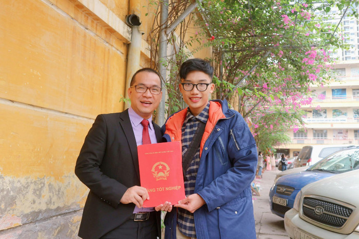 Phan Duy Nam cùng Phó Giáo sư, Tiến sĩ Phạm Hồng Long - Trưởng khoa Du lịch học, Trường Đại học Khoa học Xã hội và Nhân văn. (Ảnh NVCC) Phan Duy Nam cùng Phó Giáo sư, Tiến sĩ Phạm Hồng Long - Trưởng khoa Du lịch học, Trường Đại học Khoa học Xã hội và Nhân văn. (Ảnh NVCC)