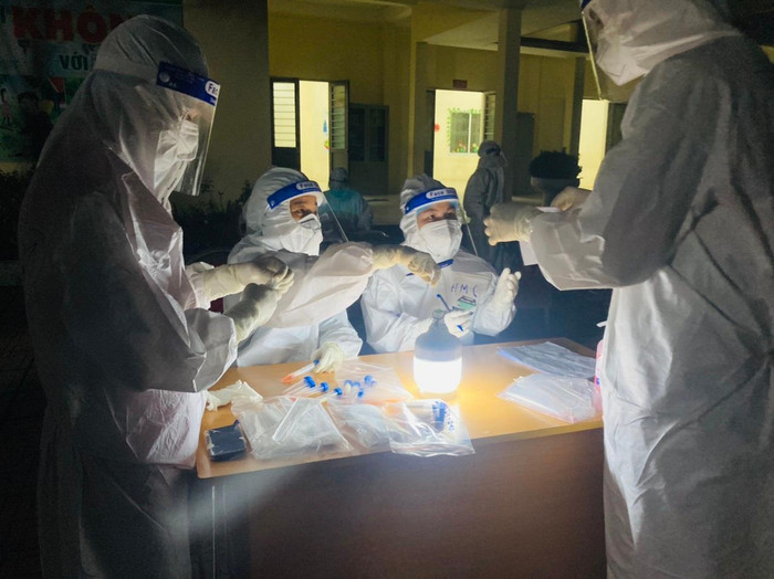 Những chiến sĩ áo trắng làm việc trong đêm. (Ảnh: NVCC) Những chiến sĩ áo trắng làm việc trong đêm. (Ảnh: NVCC)