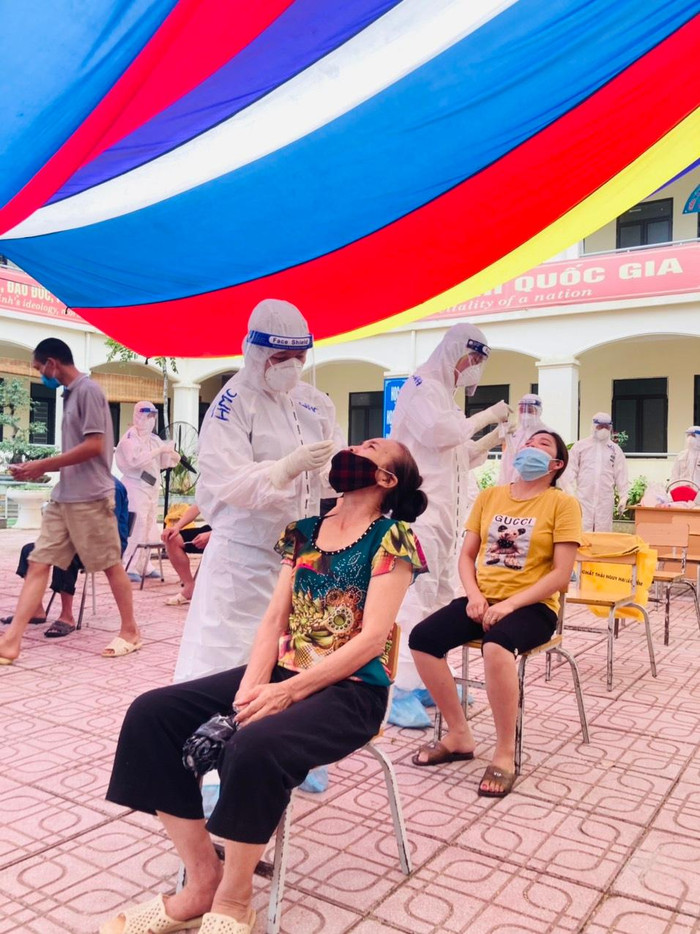 Sinh viên đã quen với công việc lấy mẫu xét nghiệm. (Ảnh: NVCC) Sinh viên đã quen với công việc lấy mẫu xét nghiệm. (Ảnh: NVCC)