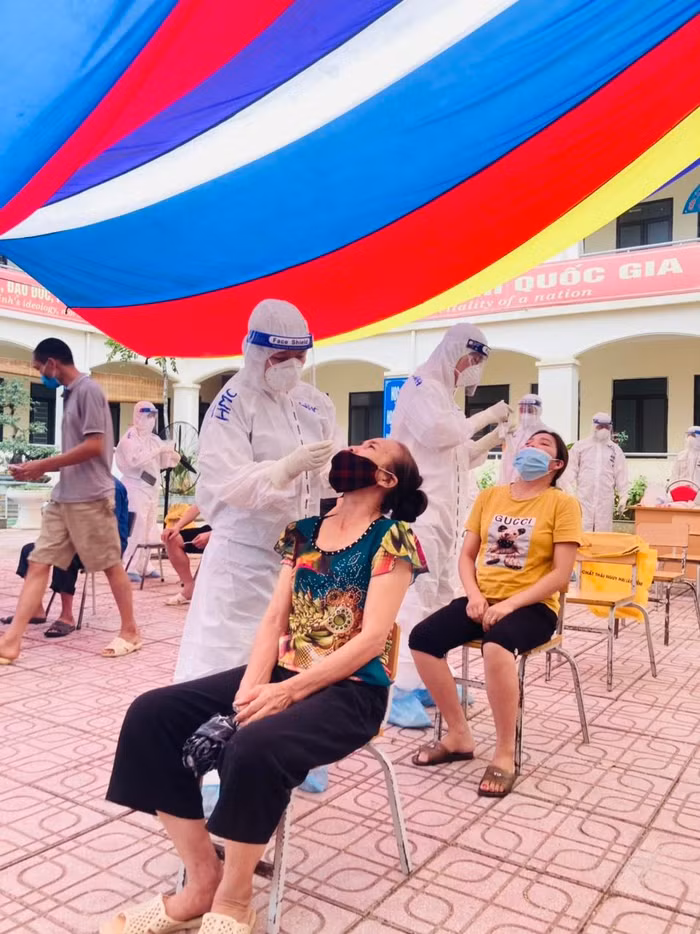 Sinh viên đã quen với công việc lấy mẫu xét nghiệm. (Ảnh: NVCC)