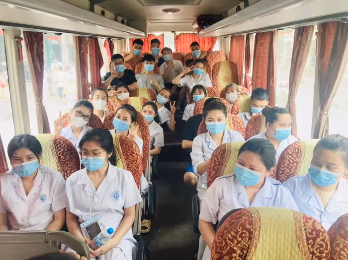 Sinh viên, giảng viên Trường Cao đẳng Y tế Hà Nội lên đường chi viện cho Bắc Giang. (Ảnh: NVCC)