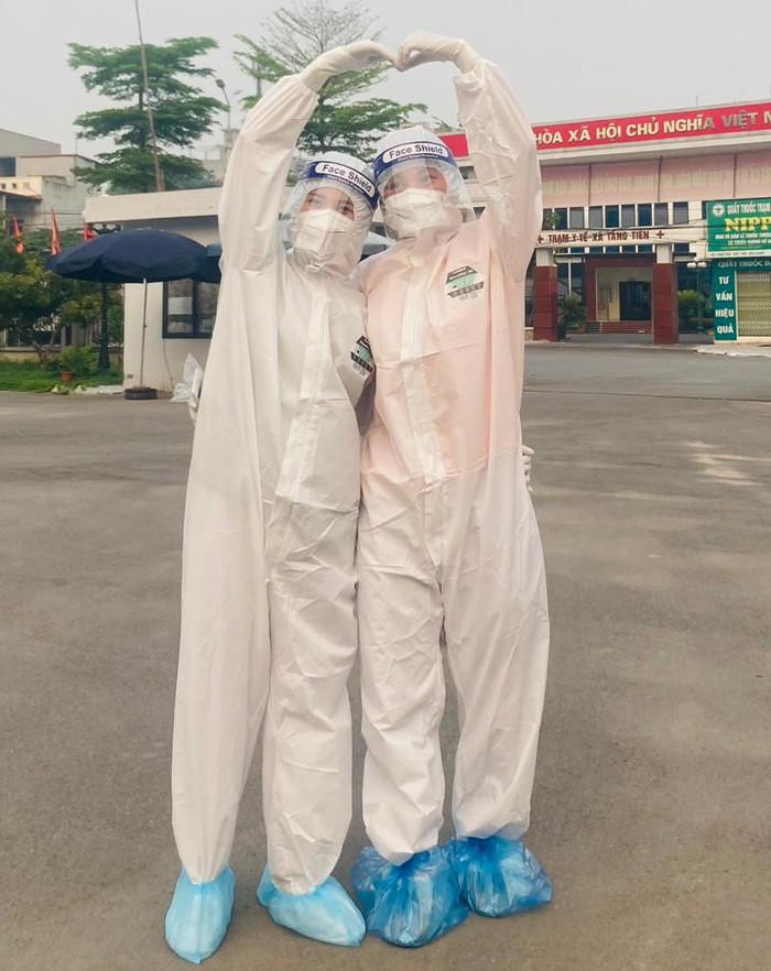 Dù trong hoàn cảnh vất vả, gian nan, những chiến sĩ áo trắng vẫn luôn giữ tinh thần lạc quan. (Ảnh: NVCC) Dù trong hoàn cảnh vất vả, gian nan, những chiến sĩ áo trắng vẫn luôn giữ tinh thần lạc quan. (Ảnh: NVCC)