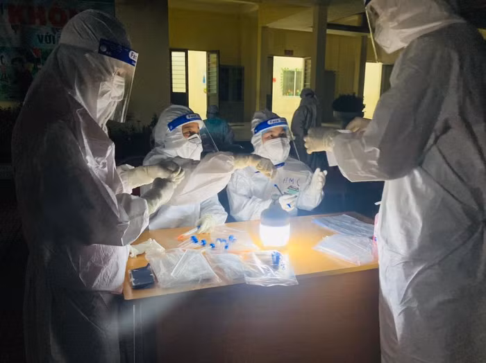 Những chiến sĩ áo trắng làm việc trong đêm. (Ảnh: NVCC)