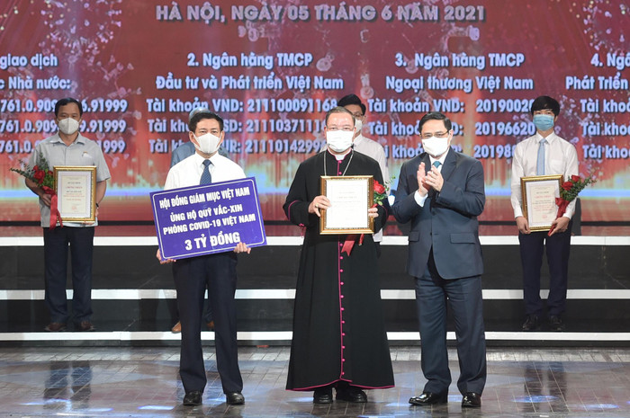 Thủ tướng Chính phủ Phạm Minh Chính trao chứng nhận, hoa cảm ơn Tổng Giám mục Vũ Văn Thiên, Phó Tổng Thư ký Hội đồng Giám mục Việt Nam. Thủ tướng Chính phủ Phạm Minh Chính trao chứng nhận, hoa cảm ơn Tổng Giám mục Vũ Văn Thiên, Phó Tổng Thư ký Hội đồng Giám mục Việt Nam.