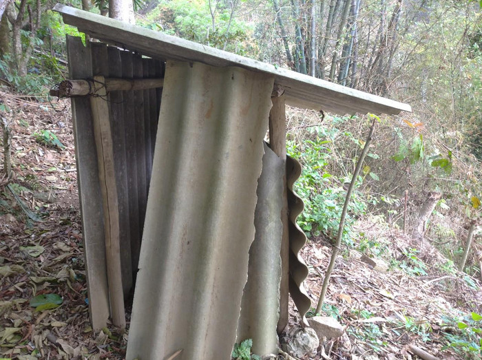 Nhà vệ sinh tại điểm trường Bản Bó thuộc Trường Tiểu học và Trung học cơ sở Suối Bàng. (Ảnh: NVCC) Nhà vệ sinh tại điểm trường Bản Bó thuộc Trường Tiểu học và Trung học cơ sở Suối Bàng. (Ảnh: NVCC)