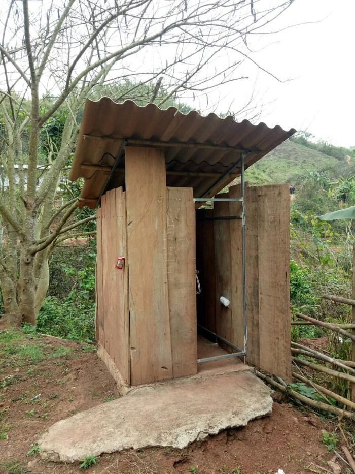 Nhà vệ sinh tại Trường Tiểu học và Trung học cơ sở Chiềng Xuân. (Ảnh: NVCC) Nhà vệ sinh tại Trường Tiểu học và Trung học cơ sở Chiềng Xuân. (Ảnh: NVCC)