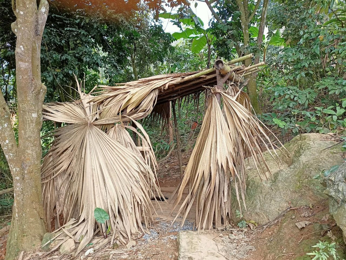 Một số điểm trường tại địa bàn huyện Vân Hồ, nhà vệ sinh vẫn che bằng mảnh lá cọ. (Ảnh: NVCC) Một số điểm trường tại địa bàn huyện Vân Hồ, nhà vệ sinh vẫn che bằng mảnh lá cọ. (Ảnh: NVCC)