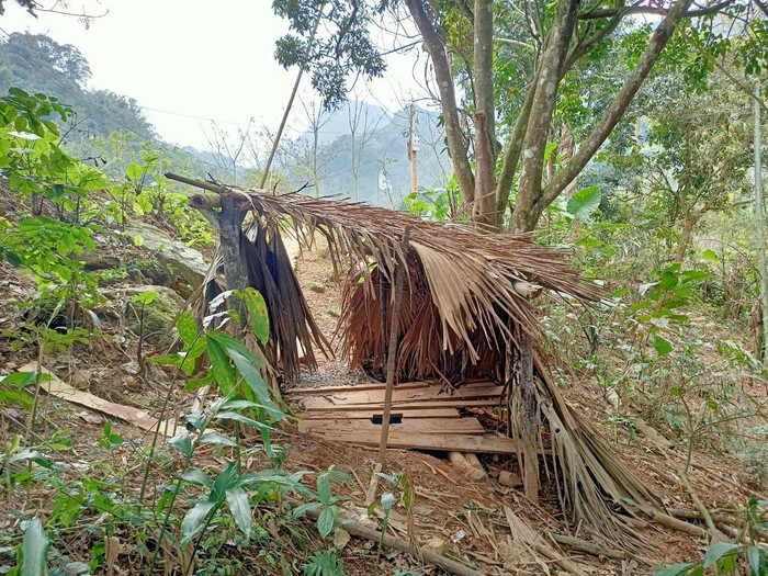 Nhà vệ sinh tại điểm trường Pà Puộc, thuộc Trường Tiểu học và Trung học cơ sở Chiềng Yên. (Ảnh: NVCC) Nhà vệ sinh tại điểm trường Pà Puộc, thuộc Trường Tiểu học và Trung học cơ sở Chiềng Yên. (Ảnh: NVCC)