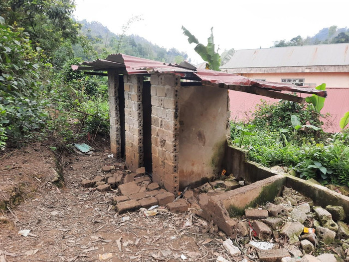 Nhà vệ sinh tại điểm trường trung tâm trung học cơ sở, thuộc Trường Tiểu học và Trung học cơ sở Chiềng Yên. (Ảnh: NVCC) Nhà vệ sinh tại điểm trường trung tâm trung học cơ sở, thuộc Trường Tiểu học và Trung học cơ sở Chiềng Yên. (Ảnh: NVCC)