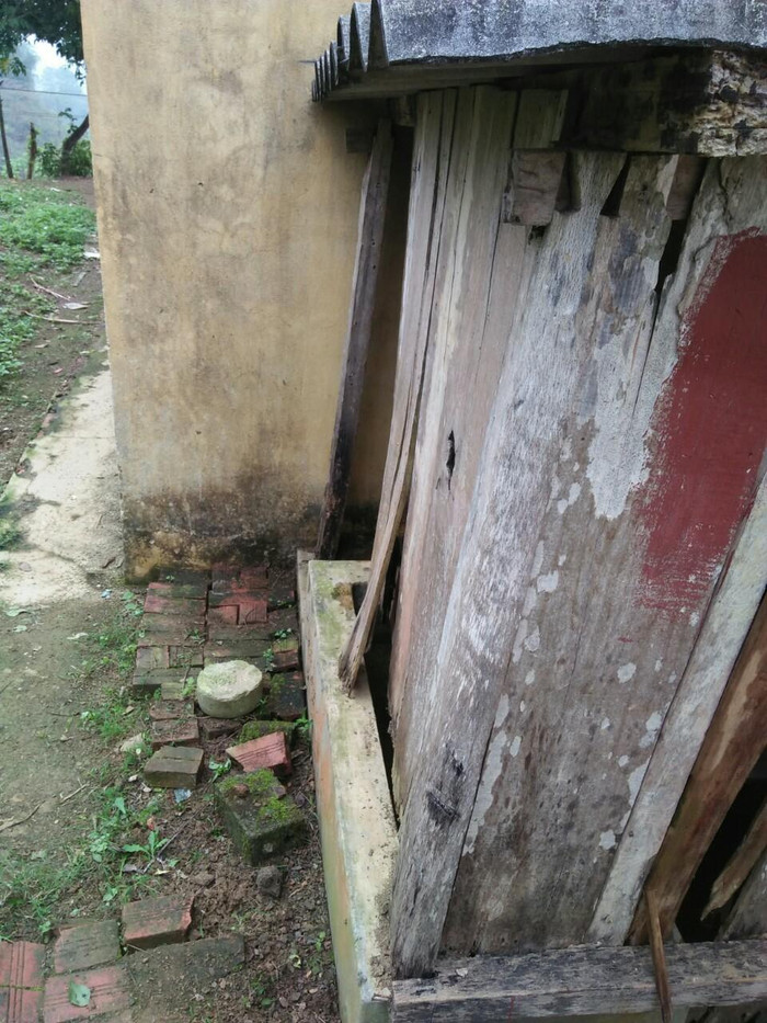 Nhà vệ sinh điểm trường Tàu Dàu, thuộc Trường Tiểu học và Trung học cơ sở Song Khủa. (Ảnh: NVCC) Nhà vệ sinh điểm trường Tàu Dàu, thuộc Trường Tiểu học và Trung học cơ sở Song Khủa. (Ảnh: NVCC)