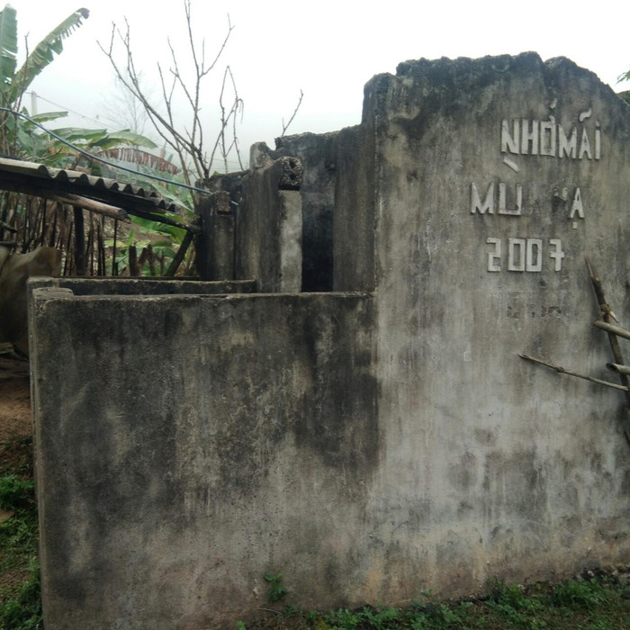 Khu vực vệ sinh tại một điểm trường thuộc Trường Tiểu học và Trung học cơ sở Suối Bàng. (Ảnh: NVCC) Khu vực vệ sinh tại một điểm trường thuộc Trường Tiểu học và Trung học cơ sở Suối Bàng. (Ảnh: NVCC)