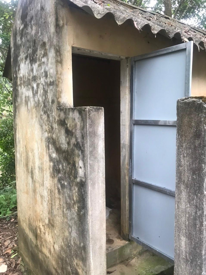 Nhà vệ sinh tại Trường Tiểu học và Trung học cơ sở Mường Men. (Ảnh: NVCC) Nhà vệ sinh tại Trường Tiểu học và Trung học cơ sở Mường Men. (Ảnh: NVCC)