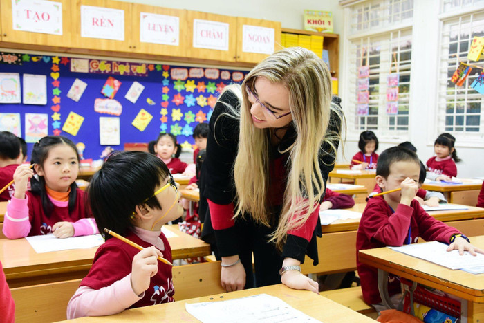 Từ lớp 1, học sinh được tiếp cận chương trình tiếng Anh tích hợp 3 môn Ngôn ngữ, Toán, Khoa học với các giáo viên bản ngữ.