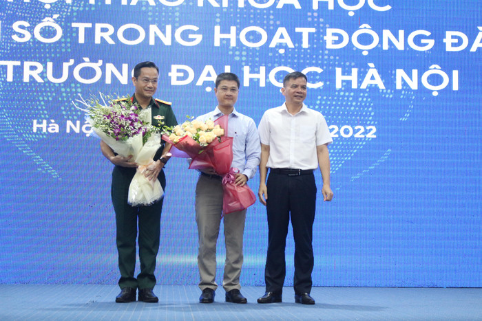 Tiến sĩ Phạm Ngọc Thạch – Bí thư Đảng ủy, Chủ tịch Hội đồng Trường tặng hoa cho các diễn giả.(Ảnh: Phạm Minh)