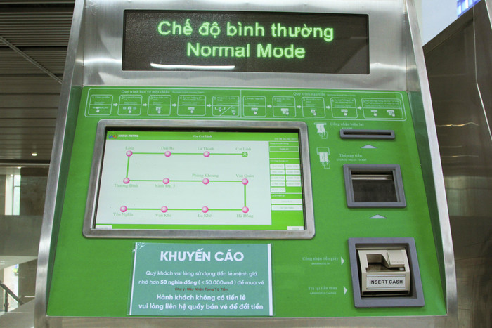 Tại khu vực bán vé tự động "ế ẩm", do nhiều người đã mua vé tháng. (Ảnh: Mạnh Đoàn) Tại khu vực bán vé tự động "ế ẩm", do nhiều người đã mua vé tháng. (Ảnh: Mạnh Đoàn)