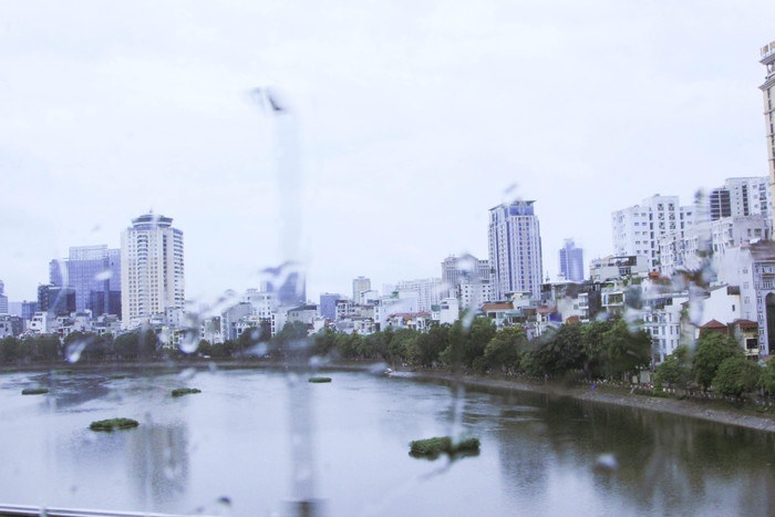 Ngồi trên tàu điện, hành khách cũng có thể ngắm cảnh quan của thành phố. (Ảnh: Mạnh Đoàn) Ngồi trên tàu điện, hành khách cũng có thể ngắm cảnh quan của thành phố. (Ảnh: Mạnh Đoàn)