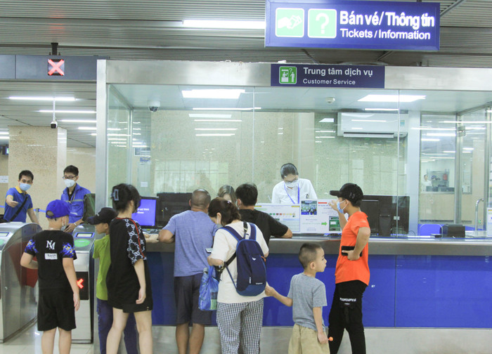 Phía bên trong nhà ga, người dân có thể mua vé tại quầy bán vé hoặc tại máy bán vé tự động. Phía bên trong nhà ga, người dân có thể mua vé tại quầy bán vé hoặc tại máy bán vé tự động.