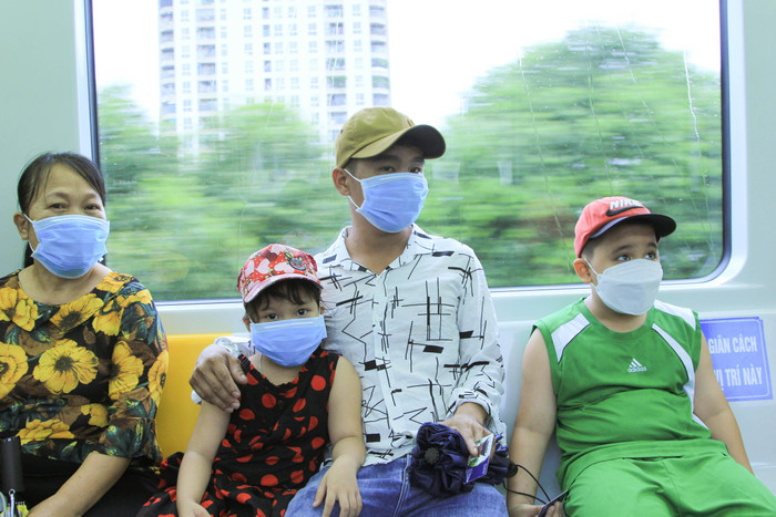 Gia đình chị Thắm đi tham quan Hà Nội bằng phương tiện tàu điện. (Ảnh: Mạnh Đoàn) Gia đình chị Thắm đi tham quan Hà Nội bằng phương tiện tàu điện. (Ảnh: Mạnh Đoàn)