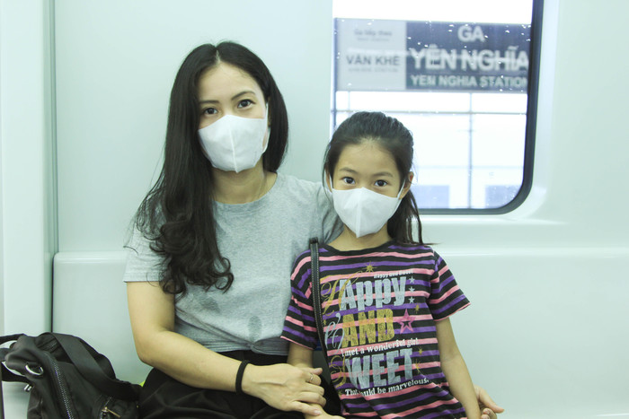 Chị Hà cho cô con gái lên chỗ làm chơi vào ngày đầu tuần. (Ảnh: Mạnh Đoàn) Chị Hà cho cô con gái lên chỗ làm chơi vào ngày đầu tuần. (Ảnh: Mạnh Đoàn)