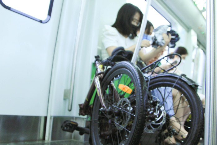 Chị Linh chọn xe đạp để làm phương tiện từ nhà ra ga và từ điểm cuối ga đến cơ quan. (Ảnh: Mạnh Đoàn) Chị Linh chọn xe đạp để làm phương tiện từ nhà ra ga và từ điểm cuối ga đến cơ quan. (Ảnh: Mạnh Đoàn)