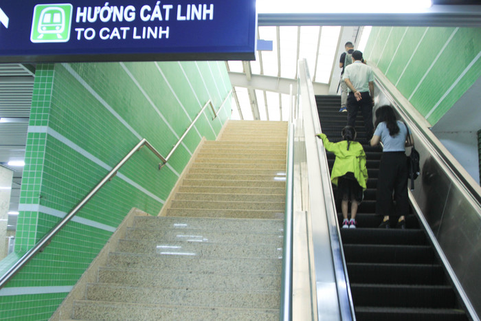 Người dân đi thang cuốn lên khu vực nhà ga Yên Nghĩa. (Ảnh: Mạnh Đoàn) Người dân đi thang cuốn lên khu vực nhà ga Yên Nghĩa. (Ảnh: Mạnh Đoàn)