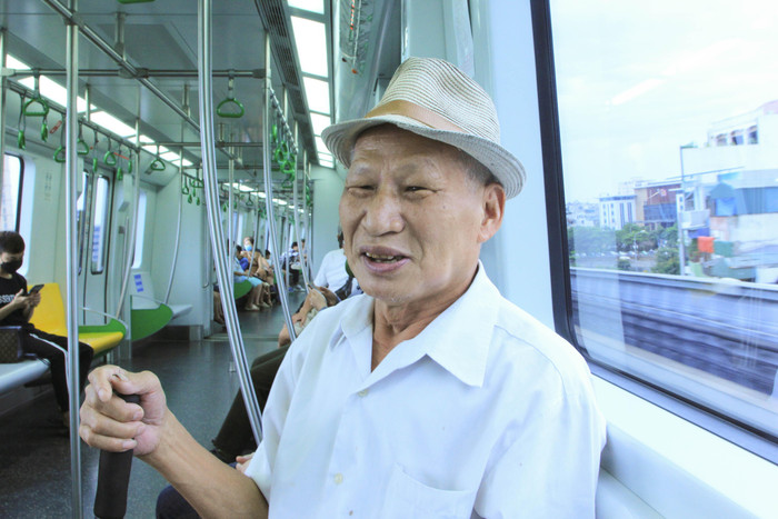Ông Phạm Văn Tuấn phấn khởi khi lần đầu được đi tàu điện trên cao. (Ảnh: Mạnh Đoàn) Ông Phạm Văn Tuấn phấn khởi khi lần đầu được đi tàu điện trên cao. (Ảnh: Mạnh Đoàn)