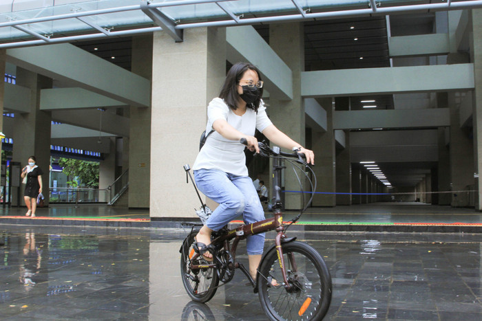 Chị Linh đạp xe đến cơ quan. (Ảnh: Mạnh Đoàn) Chị Linh đạp xe đến cơ quan. (Ảnh: Mạnh Đoàn)