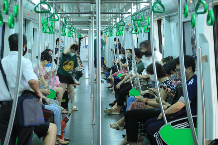 Tại điểm dừng của các nhà ga, người lên tàu không phải lo chen chúc do sức chứa của 4 khoang tàu lên đến 960 người (Ảnh: Mạnh Đoàn) Tại điểm dừng của các nhà ga, người lên tàu không phải lo chen chúc do sức chứa của 4 khoang tàu lên đến 960 người (Ảnh: Mạnh Đoàn)