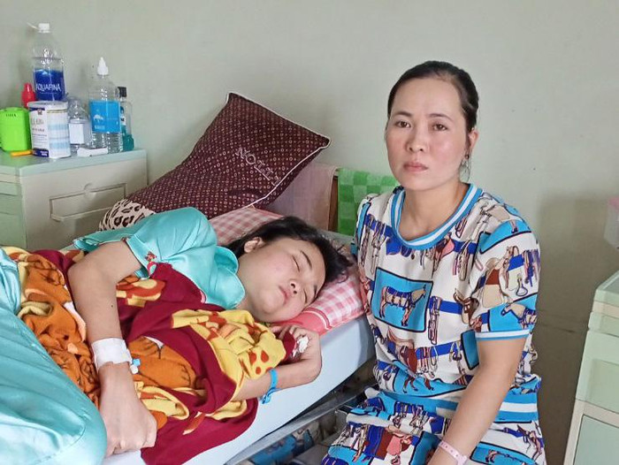 Chị Thúy (mẹ của Huyền) cho hay, những ngày đầu tháng 6, con gái chị thường mệt nằm nghỉ. Người phụ nữ này cho hay, hai vợ chồng chị đều từ nới khác đến Đắk Lắk sinh sống và lập nghiệp, cuộc sống gặp nhiều khó khăn. (Ảnh: TH) Chị Thúy (mẹ của Huyền) cho hay, những ngày đầu tháng 6, con gái chị thường mệt nằm nghỉ. Người phụ nữ này cho hay, hai vợ chồng chị đều từ nới khác đến Đắk Lắk sinh sống và lập nghiệp, cuộc sống gặp nhiều khó khăn. (Ảnh: TH)