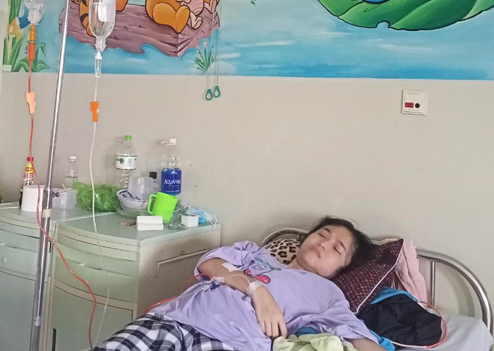 Nguyễn Thị Thu Huyền phải gác lại việc học hành để đi điều trị tại bệnh viện Ung bướu Đà Nẵng. (Ảnh: TH) Nguyễn Thị Thu Huyền phải gác lại việc học hành để đi điều trị tại bệnh viện Ung bướu Đà Nẵng. (Ảnh: TH)