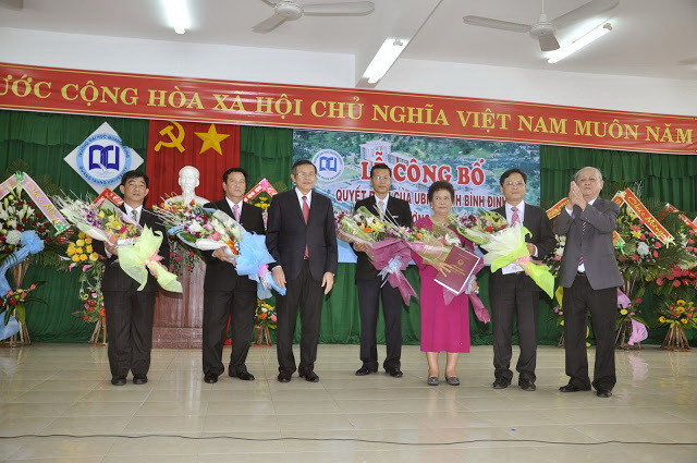 Ông Mai Thanh Thắng (thứ 3 từ trái qua) – Phó Chủ tịch thường trực UBND tỉnh Bình Định cùng ông Nguyễn Du (ngoài cùng bên phải) – Chủ tịch Hội đồng sáng lập Nhà trường tặng hoa chúc mừng Hội đồng quản trị nhiệm kỳ 2015 – 2020