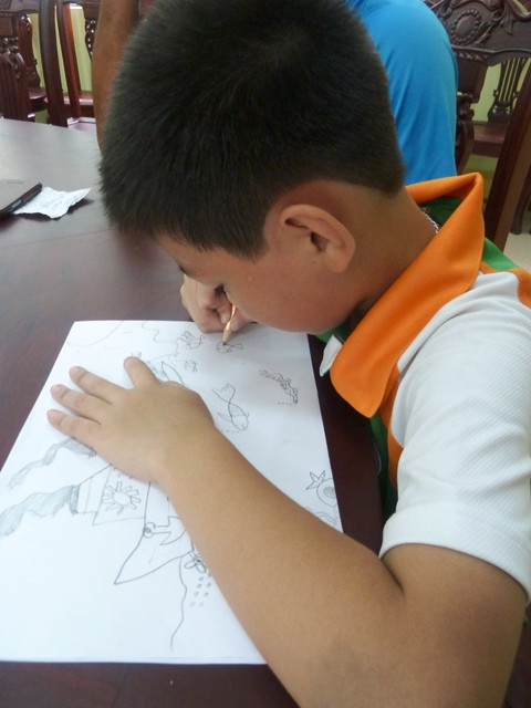 Bà Củng Thị Vân Hà (Phụ trách Đội trường Tiểu học Ngôi Sao) vui mừng cho biết: “Thực sự, đây là sân chơi rất bổ ích đối với các con. Tôi tin các con sẽ hưởng ứng rất tốt bởi cuộc thi kích thích được sự sáng tạo, biết chia sẻ, giúp đỡ những bạn khó khăn, bị bệnh hiểm nghèo. Nhà trường sẽ động viên, khuyến khích các con để góp những ước mơ nhỏ cùng báo”. (Trong ảnh: em Nguyễn Thành Lân (HS lớp 3A1) say mê vẽ con thuyền lướt sóng ngoài khơi với chủ đề: “Em muốn trở thành thuyền trưởng”). Bà Củng Thị Vân Hà (Phụ trách Đội trường Tiểu học Ngôi Sao) vui mừng cho biết: “Thực sự, đây là sân chơi rất bổ ích đối với các con. Tôi tin các con sẽ hưởng ứng rất tốt bởi cuộc thi kích thích được sự sáng tạo, biết chia sẻ, giúp đỡ những bạn khó khăn, bị bệnh hiểm nghèo. Nhà trường sẽ động viên, khuyến khích các con để góp những ước mơ nhỏ cùng báo”. (Trong ảnh: em Nguyễn Thành Lân (HS lớp 3A1) say mê vẽ con thuyền lướt sóng ngoài khơi với chủ đề: “Em muốn trở thành thuyền trưởng”).