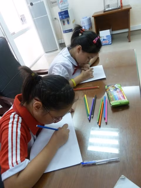 Những “họa sĩ nhí” hào hứng, say mê vẽ những ước mơ của mình để giúp các bạn đang bị bệnh hiểm nghèo nhanh chóng khỏe mạnh.