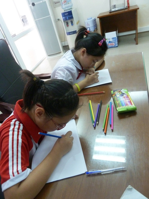 Những “họa sĩ nhí” hào hứng, say mê vẽ những ước mơ của mình để giúp các bạn đang bị bệnh hiểm nghèo nhanh chóng khỏe mạnh.