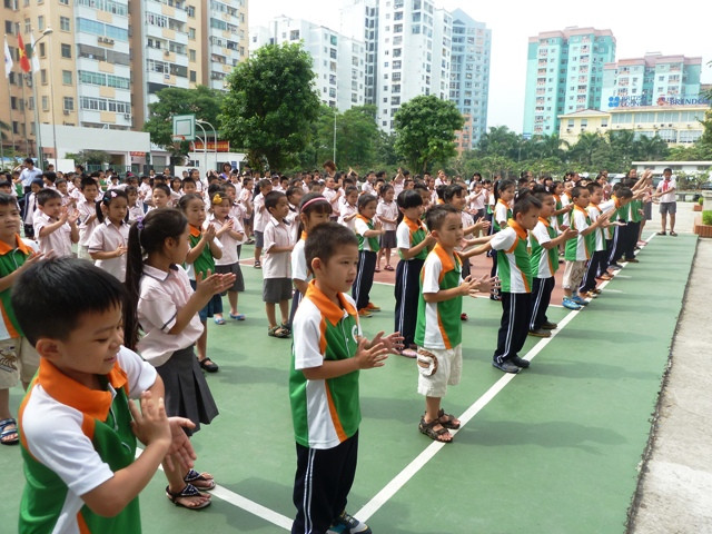 Sáng nay (25/09), Báo Giáo dục Việt Nam tiếp tục phát động cuộc thi vẽ tranh “Ước mơ của em” tại Trường Tiểu học Ngôi sao Hà Nội. Dưới sự ủng hộ và giúp đỡ nhiệt tình của Ban Giám hiệu và các thầy cô nhà trường, buổi phát động đã cuốn hút hàng trăm học sinh tham gia. Các em hào hứng với đề tài vẽ ước mơ để chia sẻ, giúp đỡ các bạn không may mắn. Sáng nay (25/09), Báo Giáo dục Việt Nam tiếp tục phát động cuộc thi vẽ tranh “Ước mơ của em” tại Trường Tiểu học Ngôi sao Hà Nội. Dưới sự ủng hộ và giúp đỡ nhiệt tình của Ban Giám hiệu và các thầy cô nhà trường, buổi phát động đã cuốn hút hàng trăm học sinh tham gia. Các em hào hứng với đề tài vẽ ước mơ để chia sẻ, giúp đỡ các bạn không may mắn.