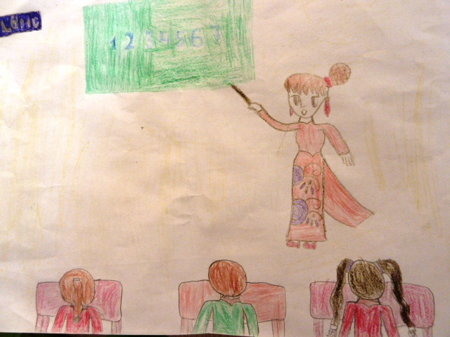 Bức vẽ của em Nguyễn Hà Anh muốn gửi bức thông điệp trở thành cô giáo để dạy các bạn học sinh nghèo, bị bệnh không có cơ hội đến trường. “Các em sẽ có cơ hội được biết chữ, học kiến thức bổ ích. Con chúc các em mau khỏi bệnh và luôn vui vẻ”, Hà Anh nói.